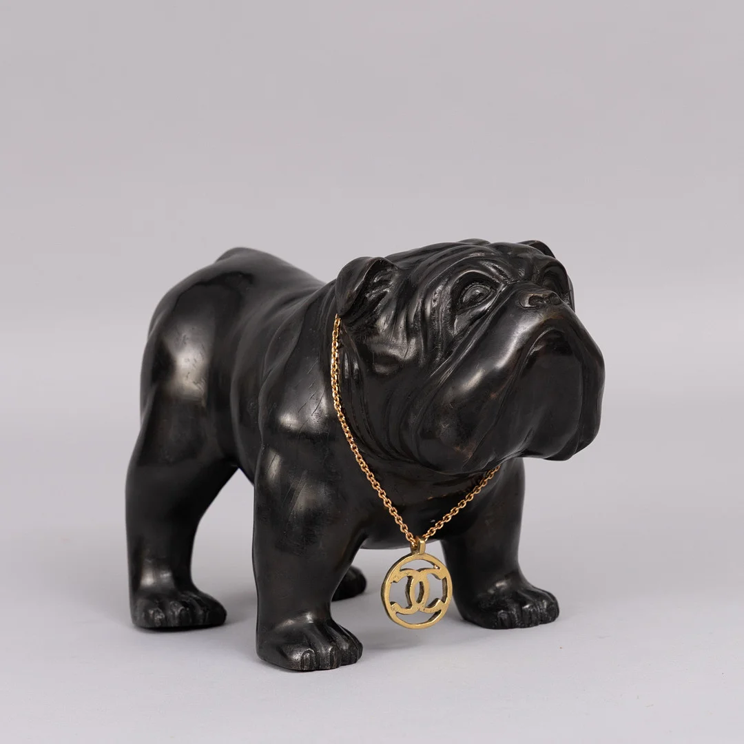 ANDREAS WARGENBRANT. "Super Star Bulldog", patinerad brons, signerad. — Sculptures & Bronzes — Garpenhus Auktioner