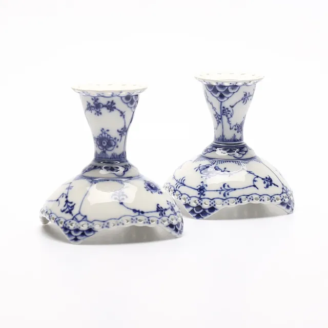 LJUSSTAKAR, ett par, porslin, Musselmalet, Royal Copenhagen, Danmark.