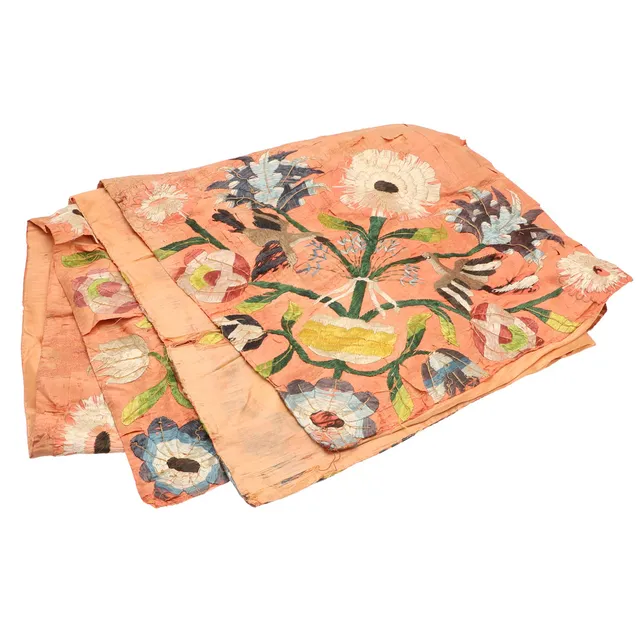 A 19TH CENTURY CHINISE EMBROIDERED SILK PANEL.
