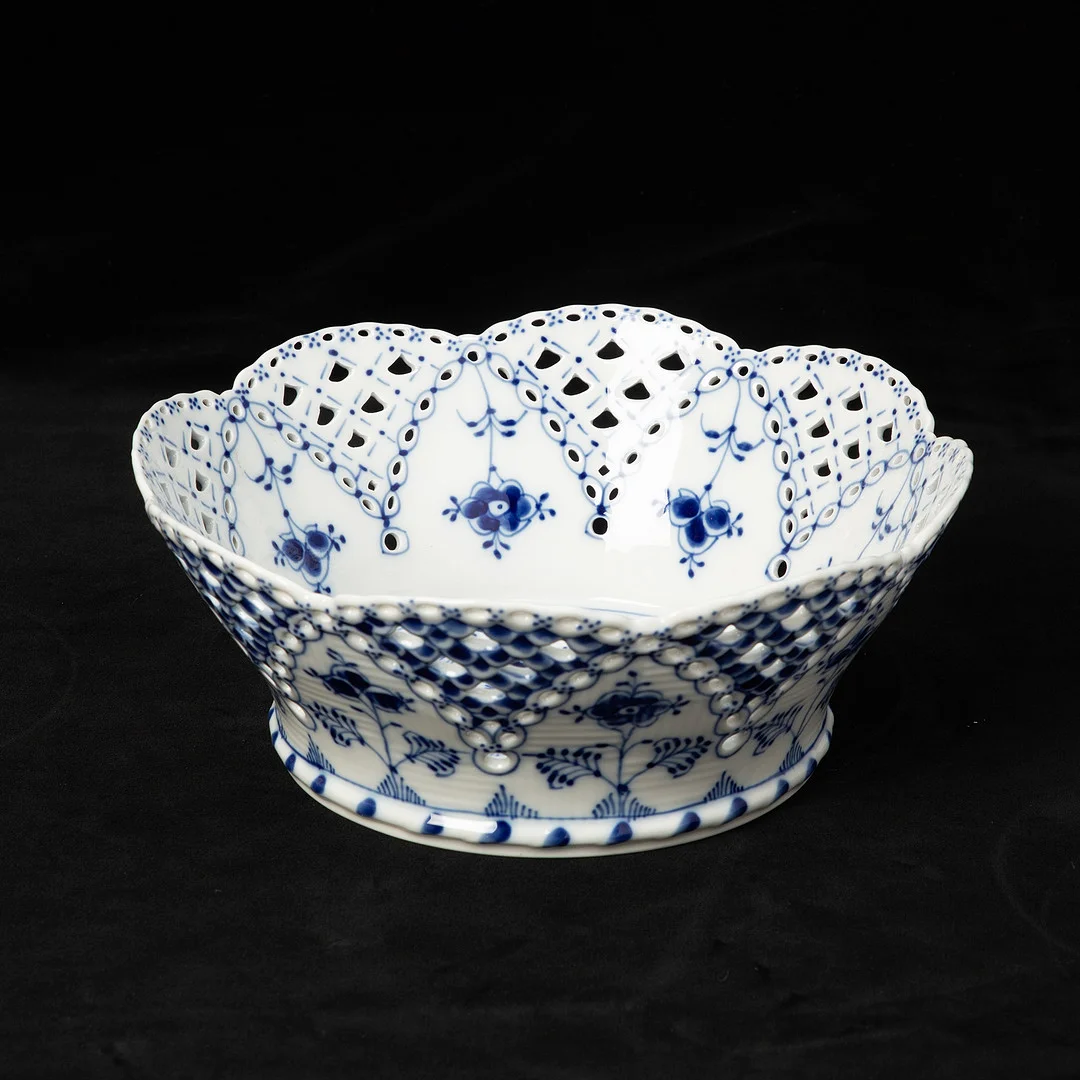 SKÅL. Porslin, "Musselmalet", helblond, nr 1061, Royal Copenhagen, Danmark. — Tableware — Stockholms Auktionsverk Göteborg