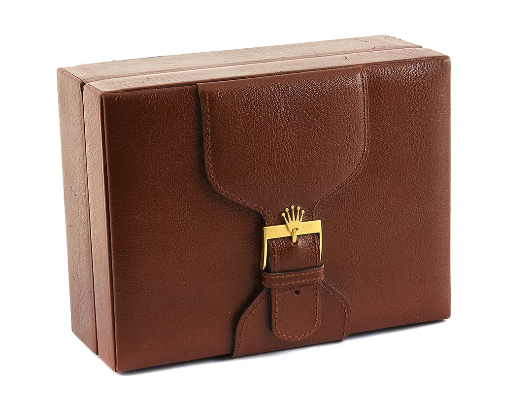 BOX, till Rolex Day-Date, brunt läder, 195 x 148 x 75 mm, Ref nr. 71.00.01, skadad, ca 1985. — Klocktillbehör/Rolex — Kaplans