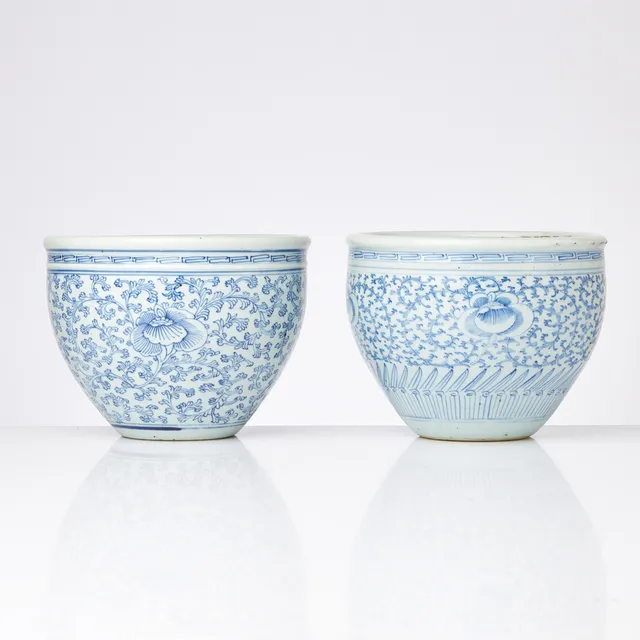YTTERKRUKOR, 2 st, Kina, porslin, 1900-tal, dekor av bladverk i underglasyrblått.