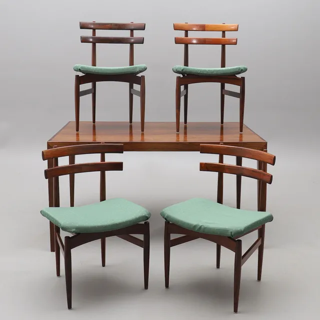 POUL HUNDEVAD. BORD SAMT FYRA STOLAR, PALISANDER, 1960-TAL, DANMARK.
