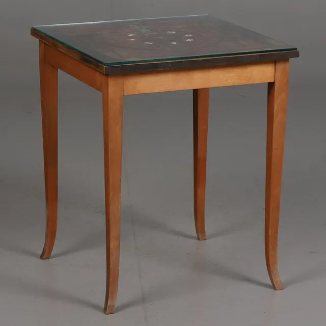 SIDOBORD. Trä med snidad maritim dekor, signerad Hörnkvist, 1900-tal.