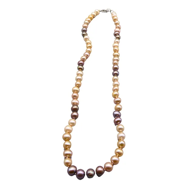 COLLIER AUS SÜSSWASSER ZUCHTPERLEN, DER VERSCHLUSS IST AUS 925ER SILBER.