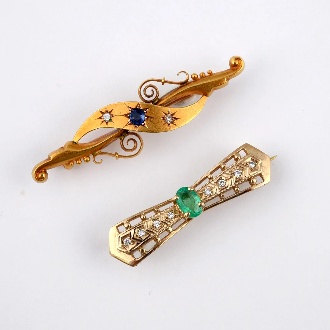 AN EMERALD AND DIAMOND BROOCH. — Brooches & Pendants — Lawrences Auctioneers