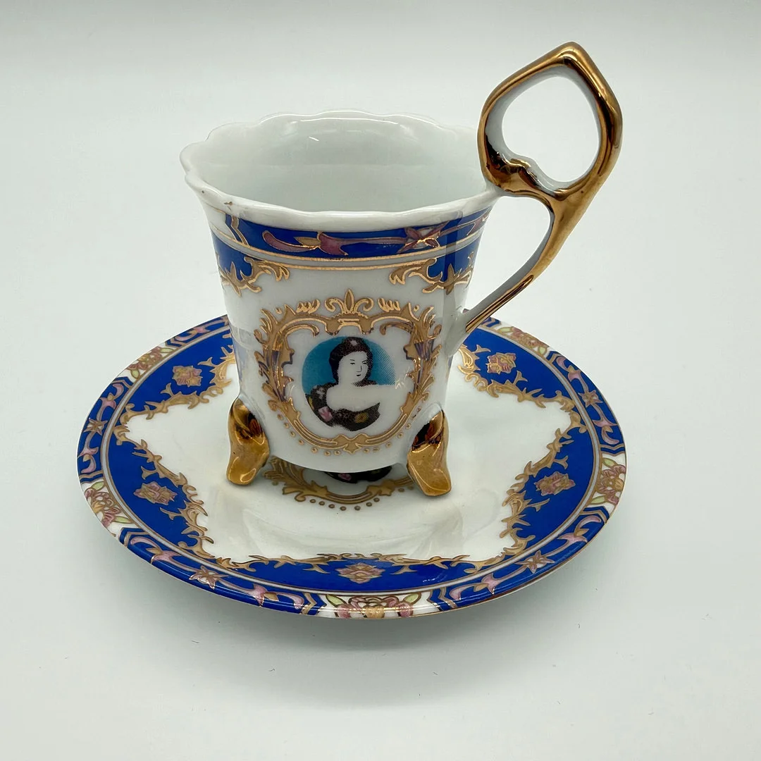 VINTAGE PORZELLAN MOKKATASSE VERGOLDETE FÜSSE, KAMEE-DEKOR. — European — Kunst- und Auktionshaus Kleinhenz