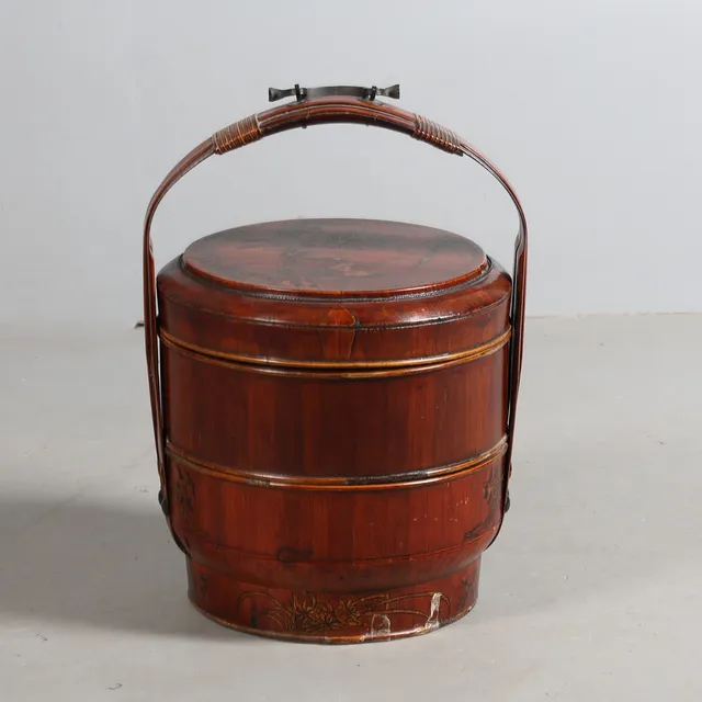 A 20TH CENTURY CHINESE WOODEN STACKING BASKET.