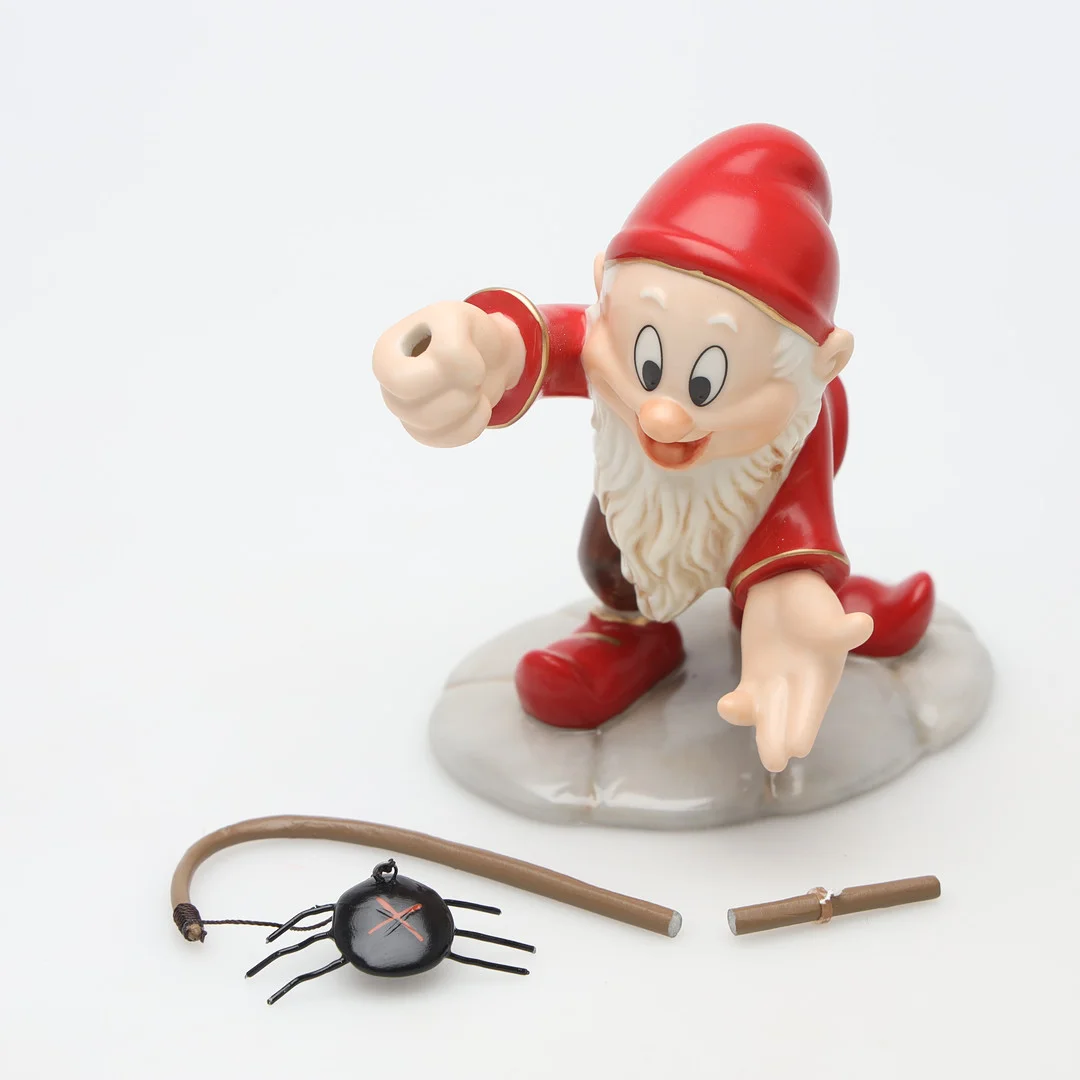 STEFAN LINDAHL. FIGURIN, porslin, Fyrklövern Disney Collection. — European — Borås Auktionshall