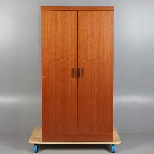 A MID 20TH CENTURY G-PLAN TEAK WARDROBE.