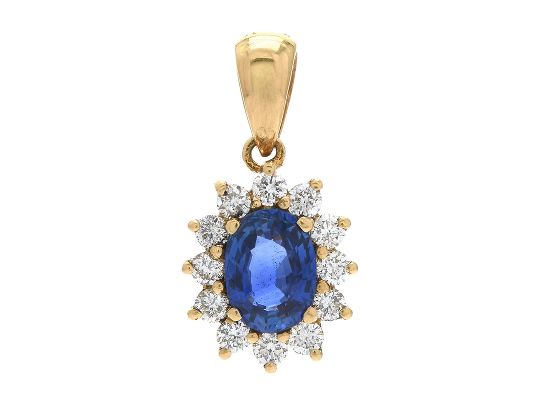 CARMOSÈHÄNGE, 18K guld, blå safir ca 1,00 ct, 12 briljanter ca 0,30 ct ca W(H)SI-P, längd 2 cm,vikt 1,5 g. — Smycken/Hänge — Kaplans