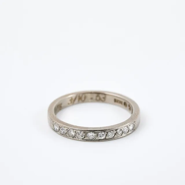 RING, s.k. halvalliansring, 18 k vitguld, briljantslipade diamanter, ca 0,18 ct, Lindquists Guldsmedsverkstad Thor, Stockholm, 1966.