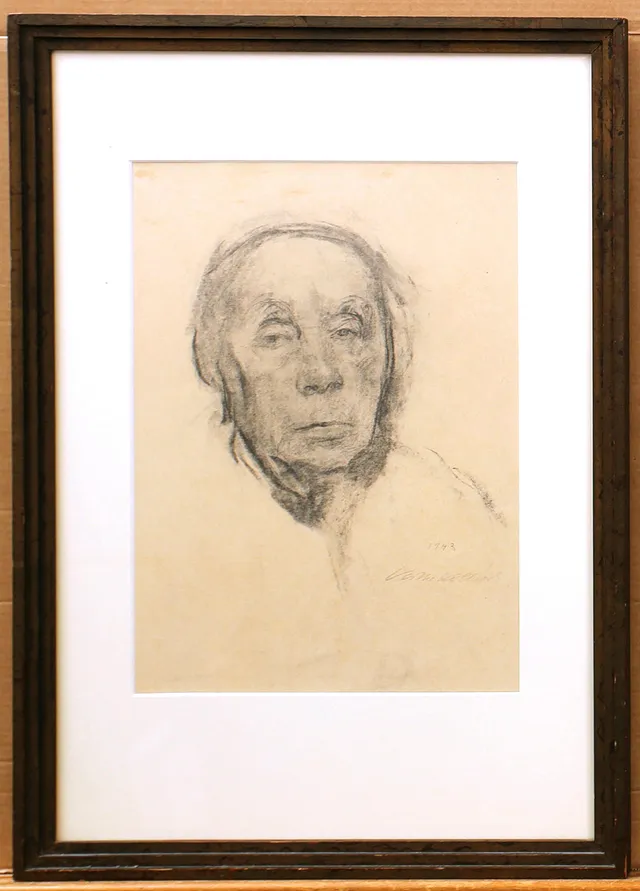 KÄTHE KOLLWITZ. EFTER. Kolteckning, porträtt, signerad.
