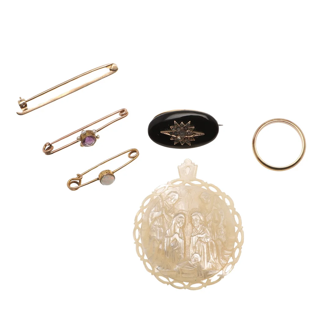 TWO EARLY 20TH CENTURY BAR BROOCHES, A 9CT GOLD BAND, A JET BROOCH ETC. — Objet de vertu & Miscellaneous — Lawrences Auctioneers