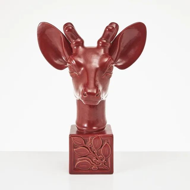 SVEND LINDHART (1898-1989). Skulptur, i form av rådjur, Danmark, 1944, rödglaserat lergods.