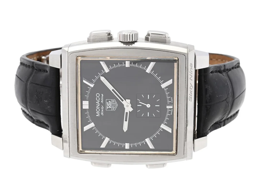 TAG HEUER, Monaco Sixty Nine, Cal 2, Serie nr. LG1432, Ref nr. CW9110.FC6177, herrur, 39 mm, stål, manuell/analog, quartz/digital, safirglas, alarm, 2-tidzoner, skadad urtavla, läderband, viklås, ca 2005, box (ej komplett, se fördjupad information), ytterkartong. — Klockor/Tag Heuer — Kaplans