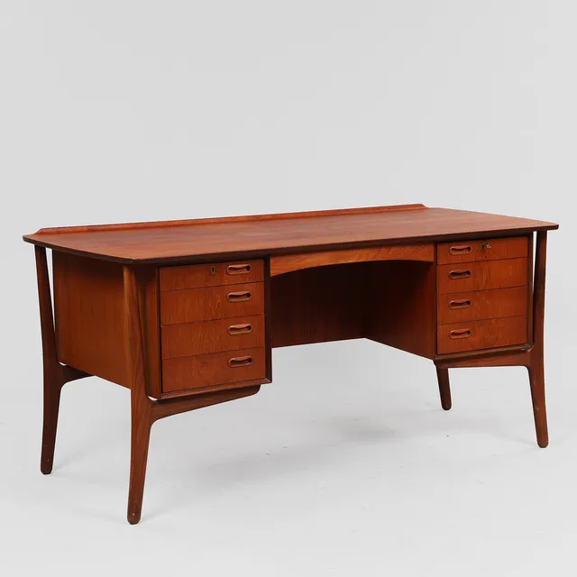 SVEND AAGE MADSEN. Fritstående skrivebord af massiv og fineret teak, front med otte skuffer, H. P. Hansens Møbelindustri, Danmark, 1960'erne.