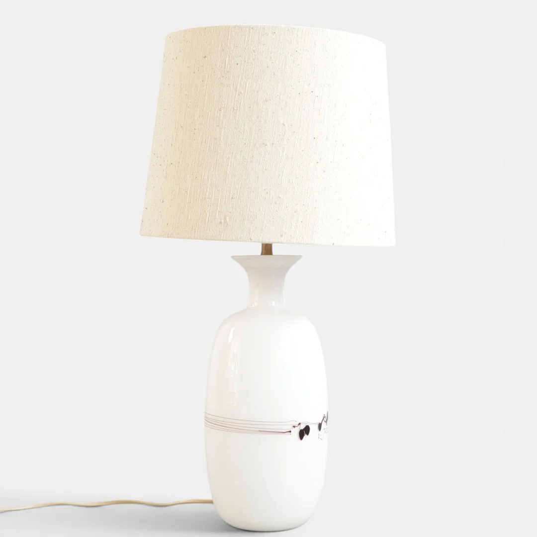 'Melody', bordlampe af opalglas med farvet dekoration. Udført hos Holmegaard, Danmark. — Table Lamps — Woxholt Auktionshus