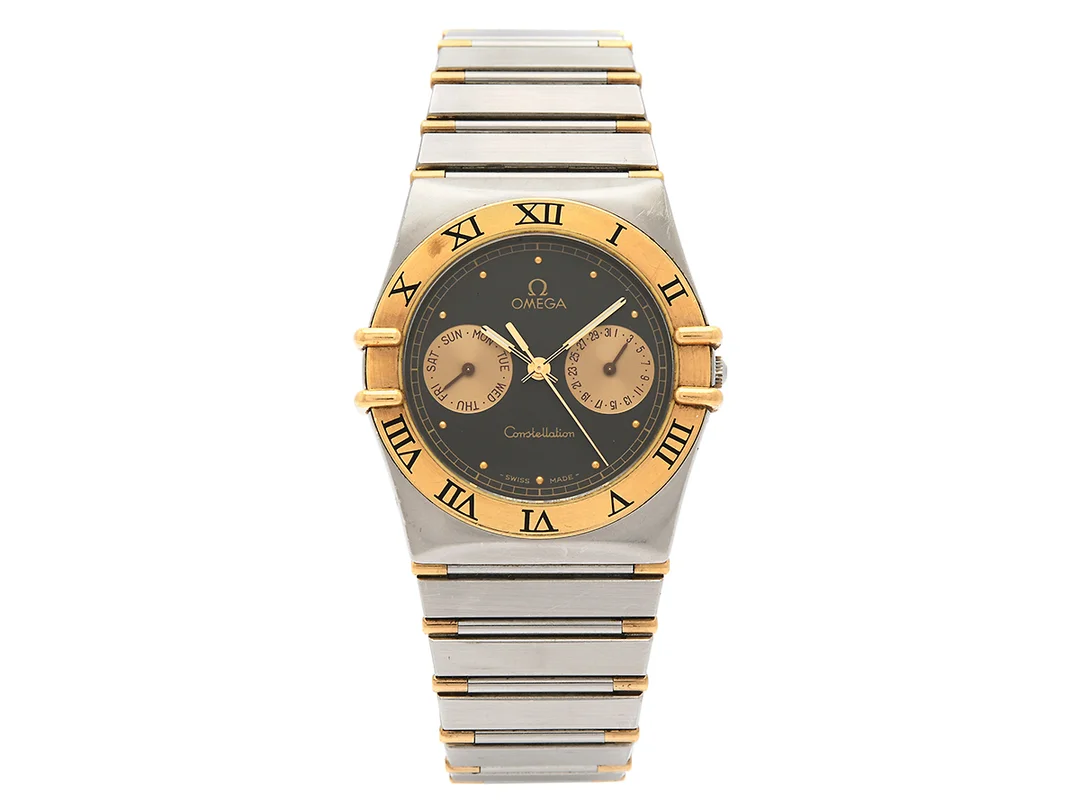 OMEGA, Constellation, s.k. "Uggla", Cal 1444, Serie nr. 50445749, Ref nr. DR 396.1070, Boett nr. 396.1070 / 396.1080, herrur, 32,5 mm, stål/guld, quartz, safirglas, dag, datum, integrerad originallänk (halvstav), viklås, Ref nr. 1448/431 1392/012, ca 1986. — Klockor/Omega — Kaplans