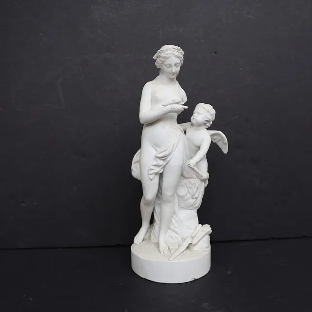 SKULPTUR, gjuten stenmassa, föreställande kvinna med amorin.
