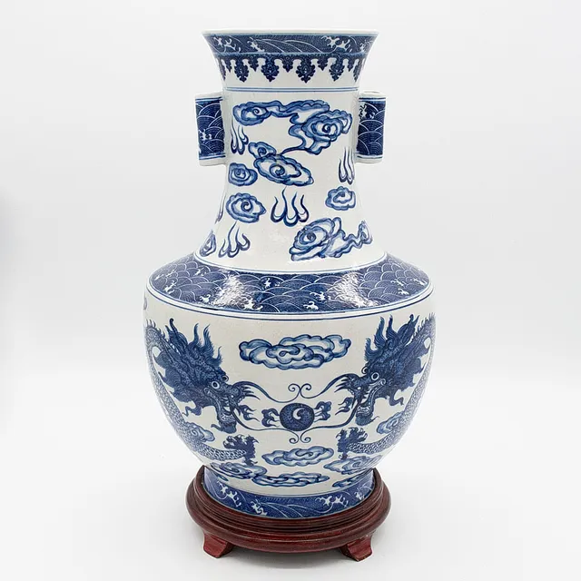 GROSSE CHINESISCHE BLAU-WEISSE PORZELLANVASE MIT DRACHEN UND WOLKENMOTIV, HANDBEMALT, UM 1940.