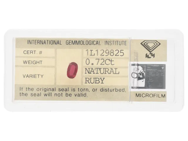 RUBIN, ovalslipad, 0,72 ct, IGI cert 1L129825, plomberad.
