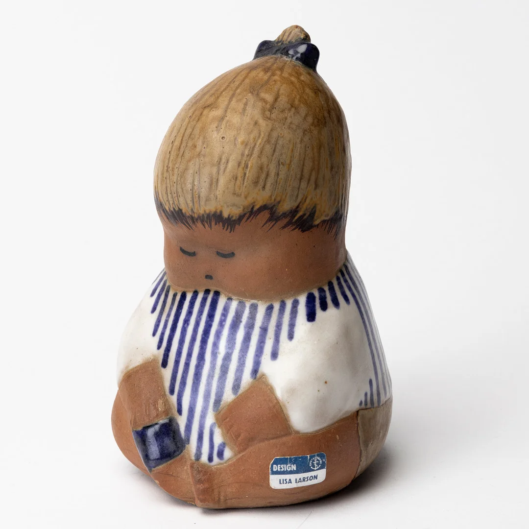 LISA LARSON. Figurin, stengods, "Johanna", ur serien "Larsons Ungar", formgiven 1961, etikett och stämpelmärkt, Gustavsberg. — European — Auktionshuset Kolonn