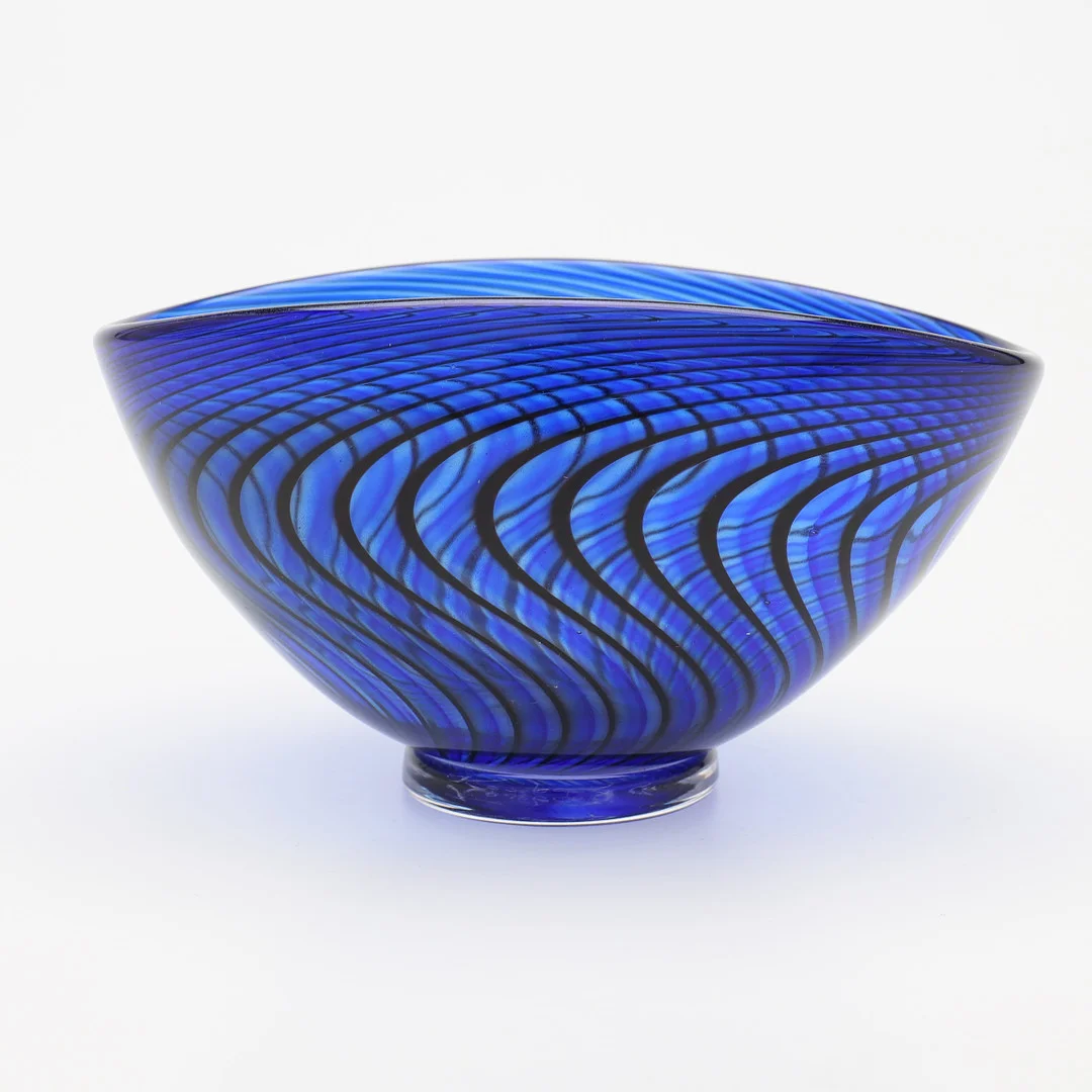 VICKE LINDSTRAND. SKÅL, "COLORA", KOSTA OMKRING 1950-TALET. — Art glass — Crafoord Auktioner Lund