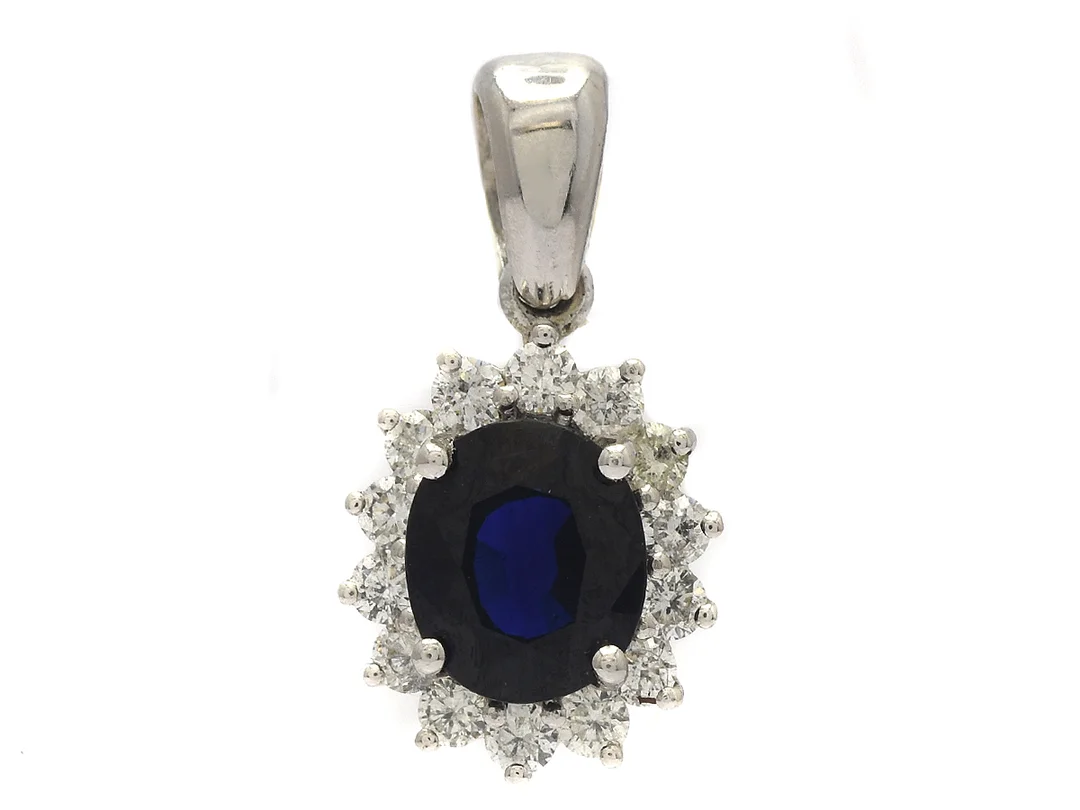 CARMOSÉHÄNGE, 18K vitguld, blå safir ca 1,13 ct, ca 14 briljanter ca 0,42 ctv, ca TW(G)/SI, vikt 1,8 g. — Smycken/Hänge — Kaplans