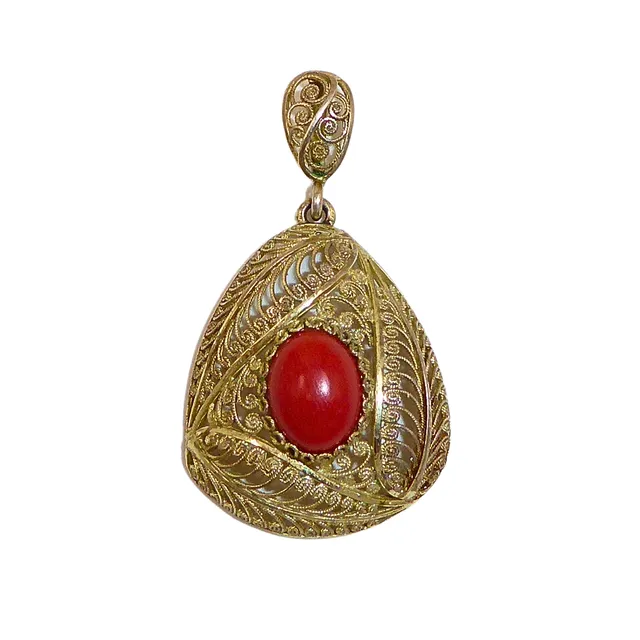 TROPFENFÖRMIGER ANHÄNGER AUS 835ER SILBER MIT ROTEM CABOCHON.