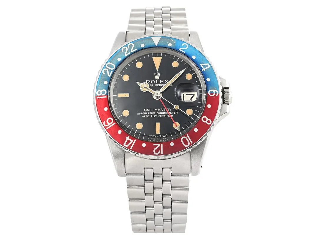 ROLEX, Oyster Perpetual, GMT-Master (Swiss-T<25), s.k. "GIossy Dial", Chronometer, Ref nr. 1675, Serie nr. 1361339, Cal 1570, Verk nr. 88223, Boett nr. 1675 (IV.65), herrur, 39 mm, stål, automatisk, plexiglas, datum, Jubileelänk, viklås, Ref nr. 1.65/55, tillverkad fjärde kvartalet 1965, box. — Klockor/Rolex — Kaplans