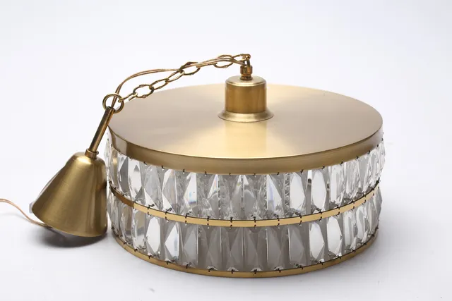 TAKLAMPA, glas och mässing, 1900-talets andra hälft, höjd exklusive kedja ca. 22 cm.