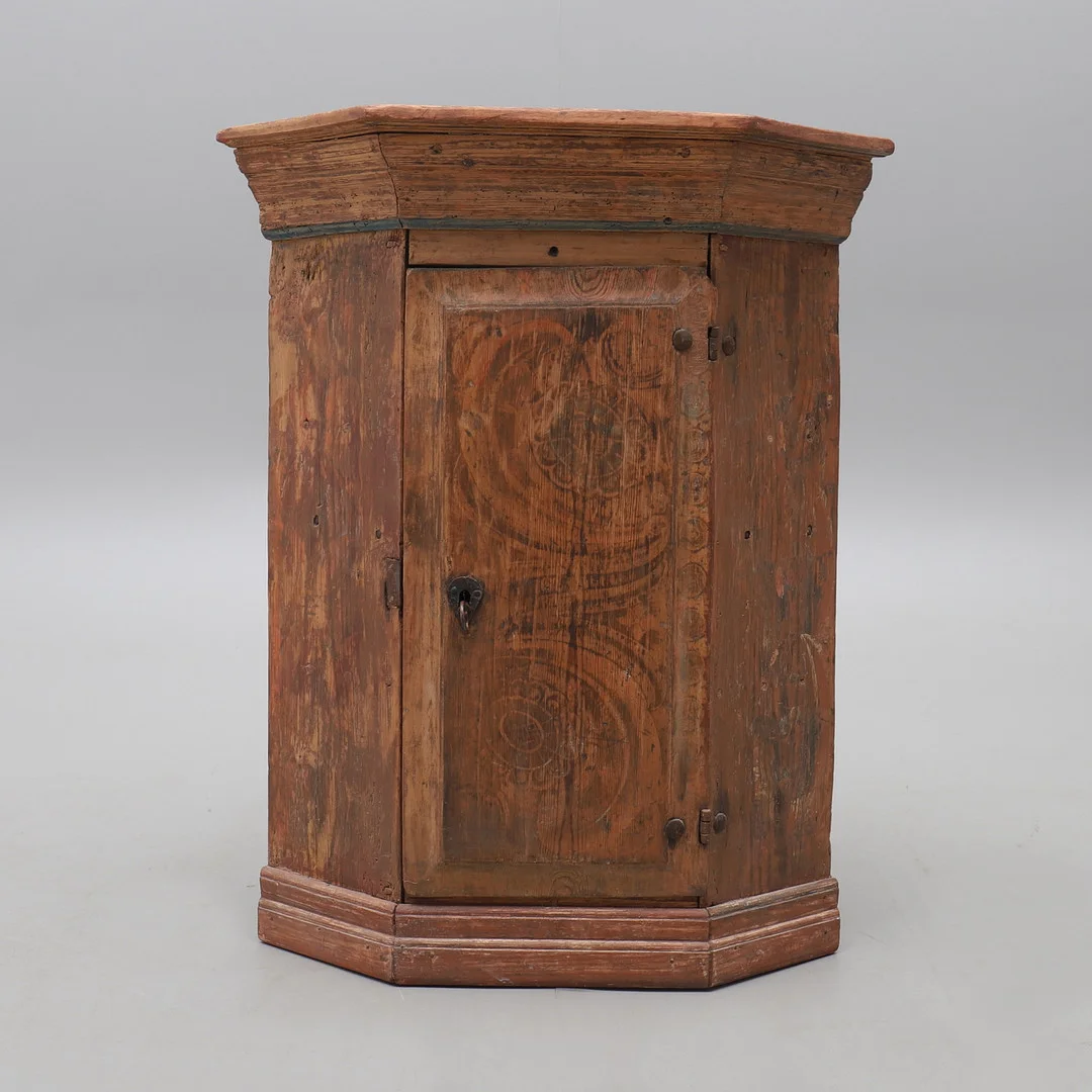 HÖRNSKÅP, DALARNA, OMKRING 1700-TALETS SLUT/1800-TALETS BÖRJAN. — Cupboards, Cabinets & Shelves — Crafoord Auktioner Lund