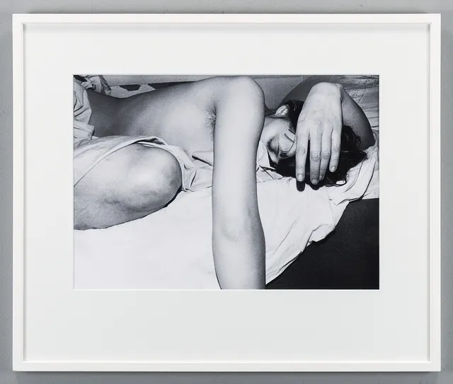 EVA KLASSON. "I sängen", Paris, 1975, silvergelatinfotografi.