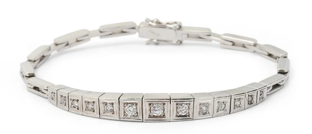 A diamond bracelet set with numerous brilliant-cut diamonds, mounted in 14k white gold. Farve: H-J. Klarhed: VVS-VS. Weight app. 20 g. L. 19 cm. — Jewellery/Bracelets — Bruun Rasmussen