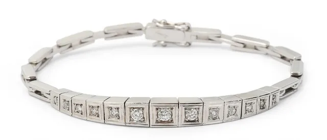 A diamond bracelet set with numerous brilliant-cut diamonds, mounted in 14k white gold. Farve: H-J. Klarhed: VVS-VS. Weight app. 20 g. L. 19 cm.