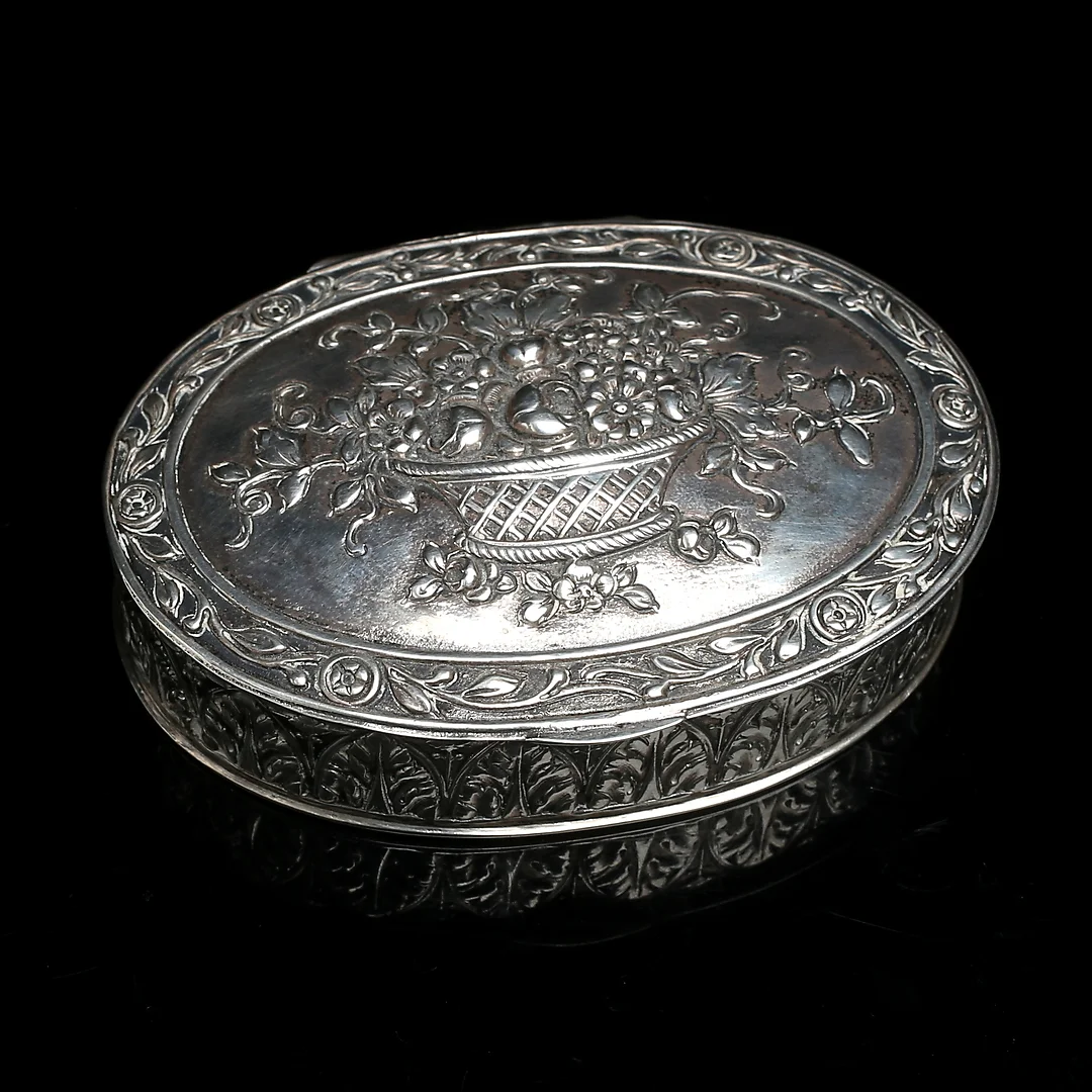 DOSA, silver, invändigt förgylld, Louis Seize stil, 1900-talets första hälft, svenska importstämplar. — Silver — Auktionshuset Kolonn