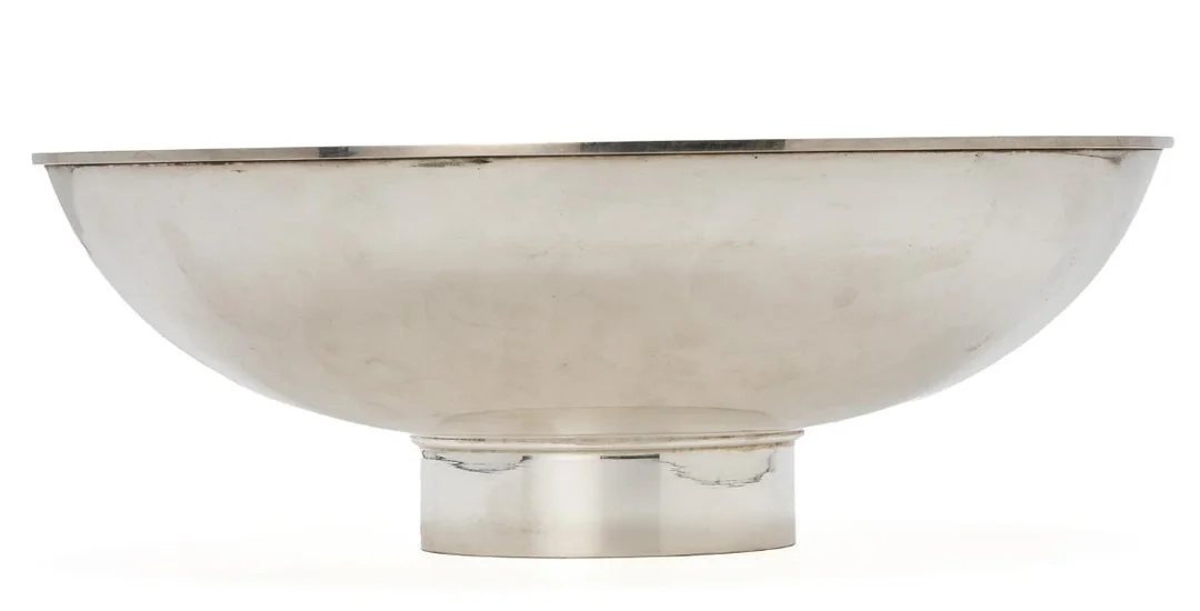 A circular sterling silver bowl on cylindrical base. Georg Jensen 1945–1977. Design no. 1133. Weight 808 g. H. 9.5 cm. Diam. 27.3 cm. — Silver/Modern Silver — Bruun Rasmussen