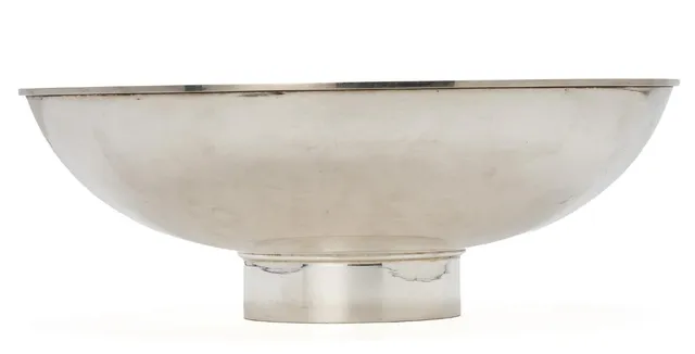 A circular sterling silver bowl on cylindrical base. Georg Jensen 1945–1977. Design no. 1133. Weight 808 g. H. 9.5 cm. Diam. 27.3 cm.