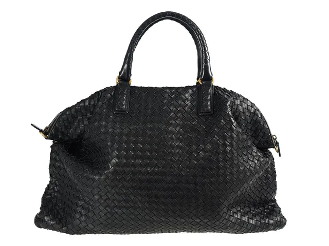 VÄSKA, BOTTEGA VENETA, svart flätat läder, mässingfärgade beslag, 50x36x7 cm, fläckar på foder, dustbag.
