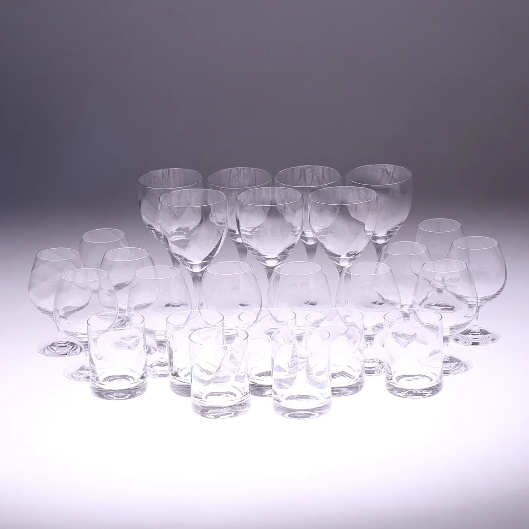 BERTIL VALLIEN. GLASSERVISDELAR, 26 delar, ''Chateau'', Kosta Boda. — Tableware — Gomér & Andersson Linköping