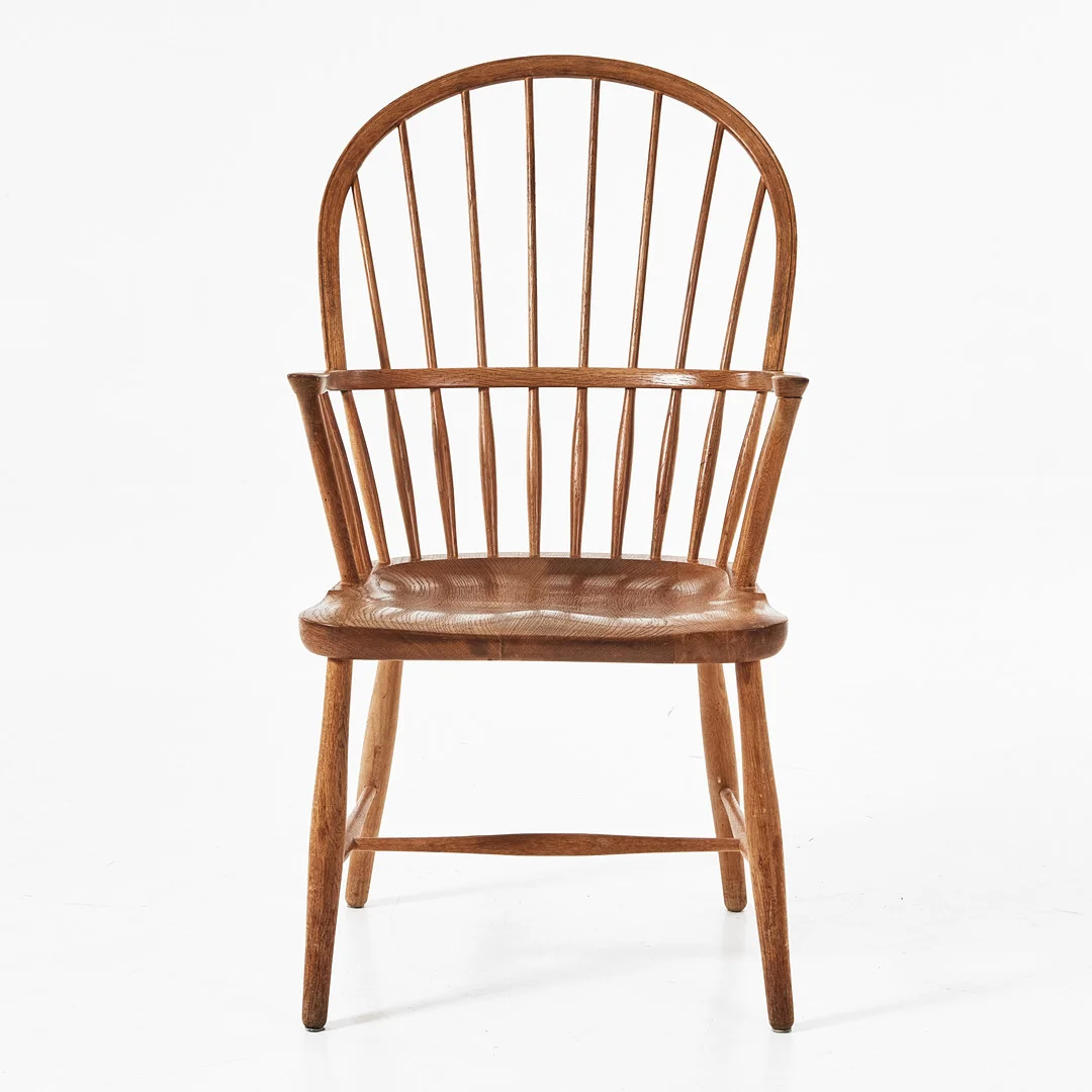 FRITS HENNINGSEN. "FH38", karmstol av Windsormodell, Danmark, ek, formgivningsår 1938. — Armchairs & Chairs — Stockholms Auktionsverk Magasin 5
