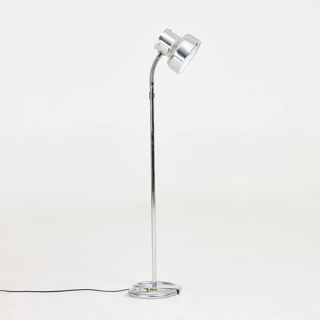 ANDERS PEHRSON. "Bumling", golvlampa, kromad metall, Atelje Lyktan, Åhus, etikettmärkt. — Floor lights — Stockholms Auktionsverk Sickla