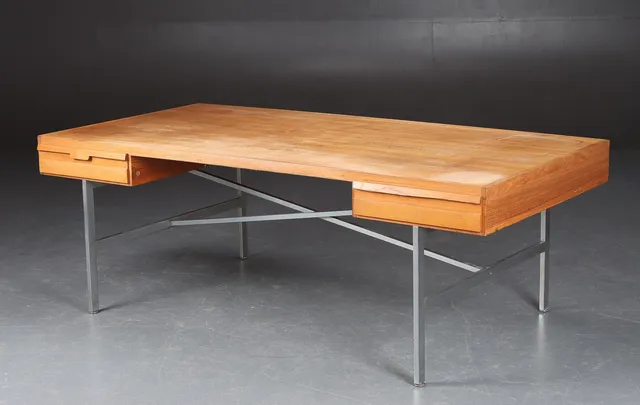 Illum Wikkelsø. Freestanding desk