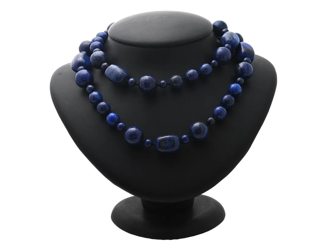 COLLIER, lapis lazuli, olika storlek och form, knutet, längd 78 cm. — Smycken/Collier — Kaplans