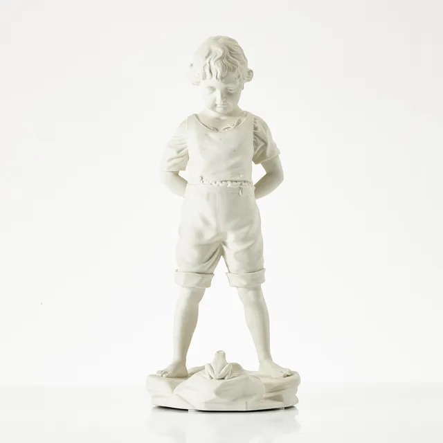 "Pojken och grodan", skulptur, efter Per Hasselberg, Gustavsberg tidigt 1900-tal, parian.