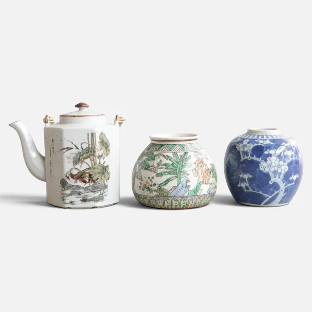 Samling japansk porcelæn, to vaser og tekande med hank i bambus. 20. århundrede. (3).