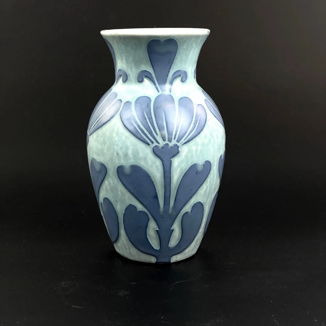 JOSEF EKBERG. Vas, stengods, "Sgraffito", Gustavsberg, monogramsignerad samt daterad 1922, Jugend. — European — Roslagens Auktionsverk