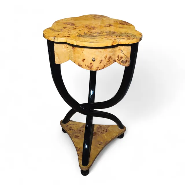 Mesa Art Decó en madera de raíz con acabado floral.