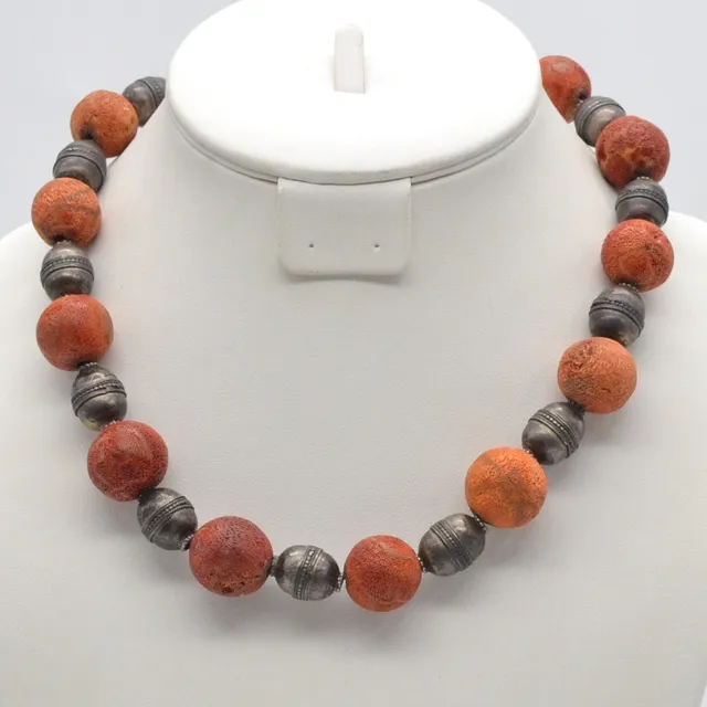 ANTIKES COLLIER MIT PERLEN AUS SCHAUMKORALLE, HANDGEMACHTE PERLEN AUS SILBER, SCHRAUBVERSCHLUSS AUS SILBER, CA. 48 CM, FRÜHES 20. JAHRHUNDERT.